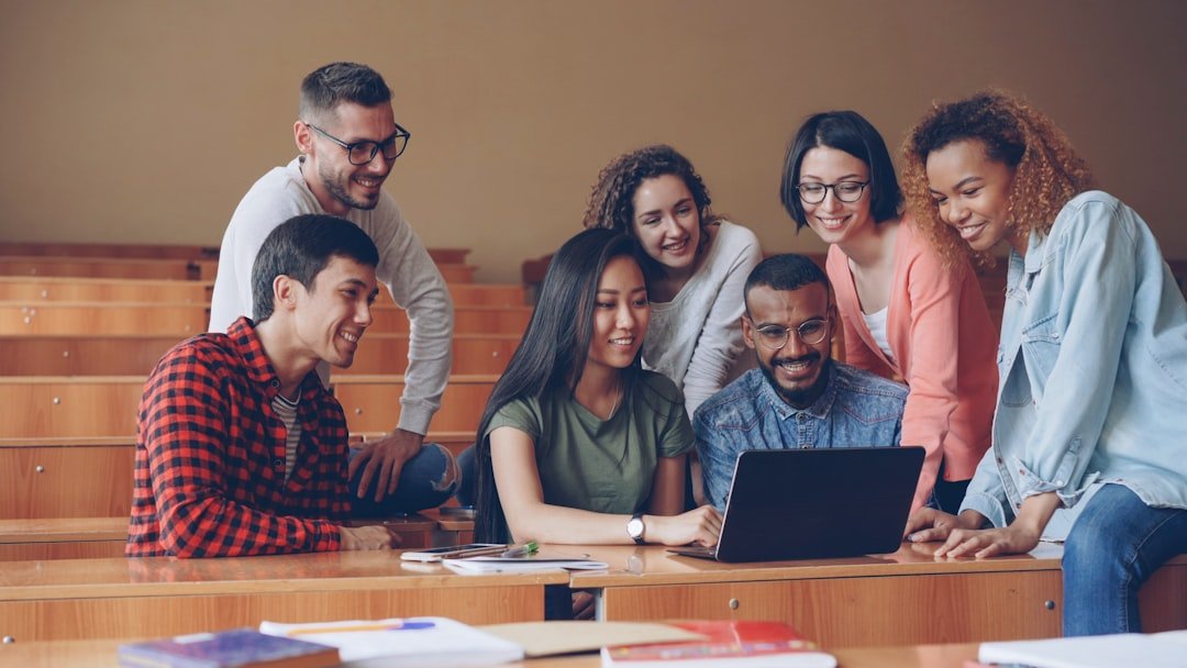 Estudiantes participando en una experiencia de aprendizaje digital colaborativo. Fotografía: Vitaly Gariev / Unsplash.