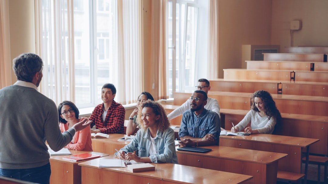 Docente dialogando con estudiantes en un entorno de educación superior. Foto de Vitaly Gariev en Unsplash.