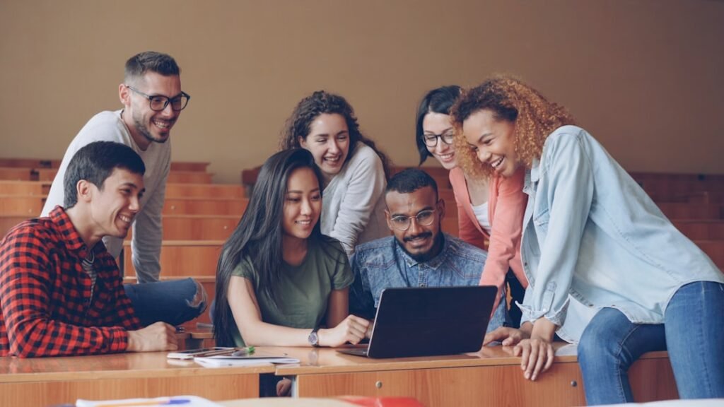 Imagen referencial de comunidad académica y trabajo colaborativo universitario. Fotografía: Vitaly Gariev / Unsplash.