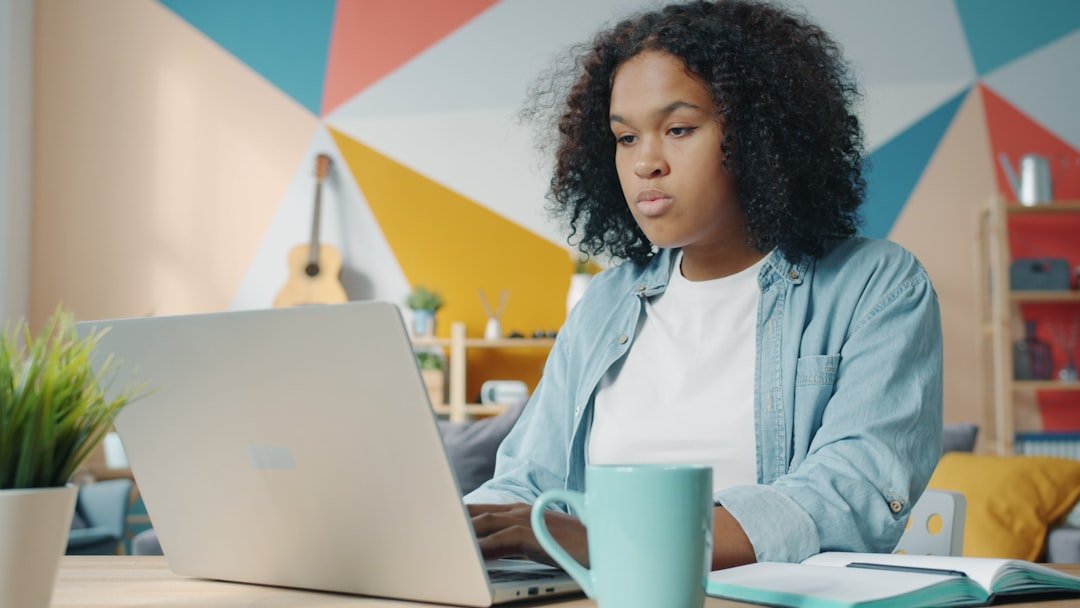 Estudiante utilizando computador y tomando apuntes durante una experiencia de aprendizaje digital. Fotografía: Vitaly Gariev / Unsplash.