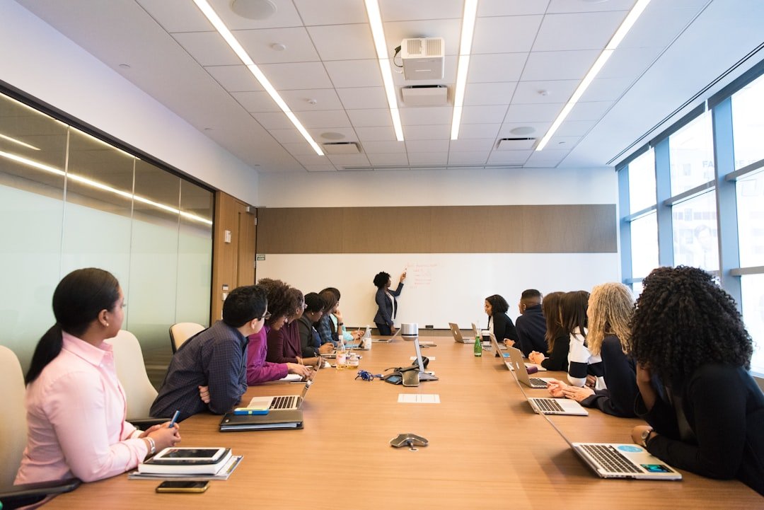 Equipo profesional en reunión de trabajo académico, imagen referencial para desarrollo institucional e innovación educativa. Fotografía: Christina / Unsplash.