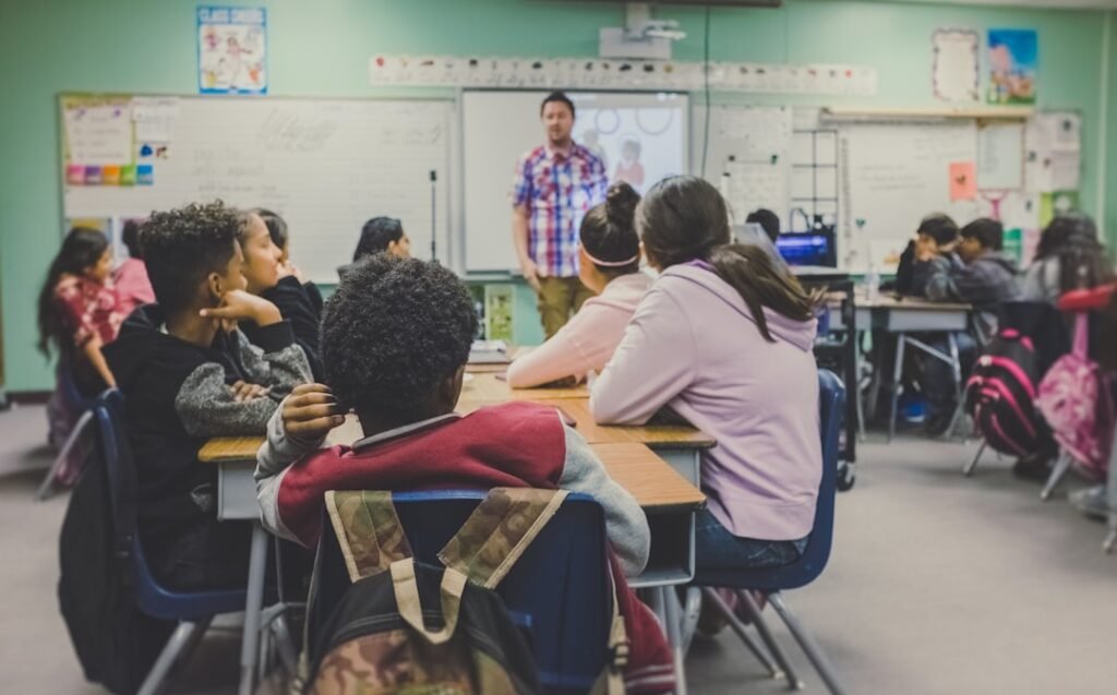 Docente desarrollando una clase, imagen referencial para las prácticas pedagógicas proyectadas de UCRISTIANA